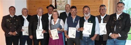 Mit Freude bedankten sich Schützenmeister Richard Kotz (links) und sein Stellvertreter Bernd Cecil (rechts) bei (von links) Hans Steinberger, Sepp Schuller, Nikolaus Harraßer, Helga Maierhofer, Christian Bergener, Stefan Stürzer, Walter Wallner und Sepp Harraßer. Foto strim