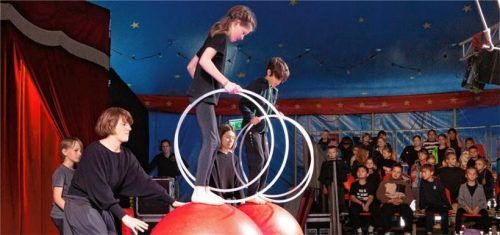 Mit Hulahoop-Reifen und dabei auf dem Ball balancieren: Solche Kunststücke meistern die Artisten der Grundschule ohne Probleme. Foto  Berger