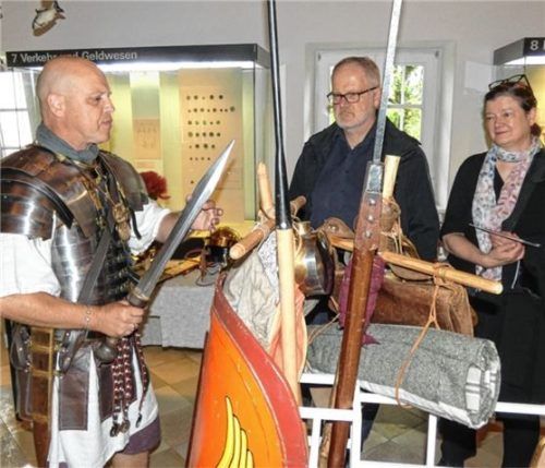 Mit römischen Soldaten der LEG IX HISPANA konnten sich die 250 Besucher des Familiensonntags im Römermuseum in Seebruck austauschen. Die Legionäre präsentierten Kleidung, Ausrüstung, Waffen und Handwerkskunst. Foto  Müller