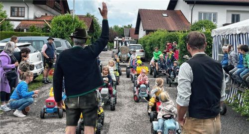 Mit vereinten Kräften zogen die kleinen Bulldogfahrer den Eicher-Traktor durch die Mie-trachinger Dorfstraße.Foto  Stopselclub Mietraching