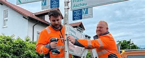 Mitarbeiter des Bauhofs haben in den vergangenen Tagen rund 60 neue Radwegweiser im Rahmen des landkreisweiten Projekts zur Alltagsradwege-Beschilderung im Gemeindegebiet Bernau montiert. Foto re