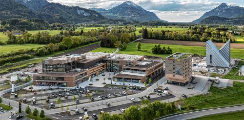 Morgens ins Büro – abends in die Berge! Direkt an der A93 gelegen, ist das Kaiserreich doch nur einen Steinwurf vom Naturschutzgebiet Kaisergebirge entfernt.