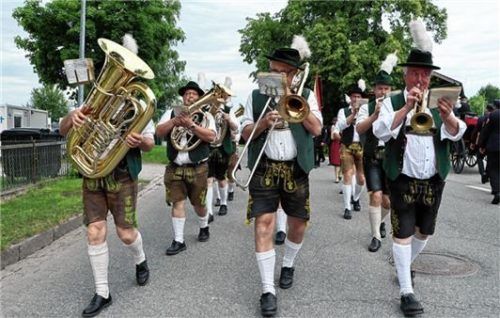 Musikanten beim Festumzug ins Festzelt.