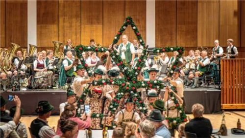 Musikkapelle und Trachtenverein brachten ein buntes Programm auf die Bühne. Fotos Flug