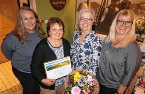 Nach 30 Jahren im Ausschuss des Verkehrsvereins Grabenstätt, davon zuletzt 27 Jahre als Zweite Vorsitzende ist Christl Stefanutti (Zweite von links) aus der Vorstandschaft des Verkehrsvereins Grabenstätt ausgeschieden. Die wiedergewählte Vorsitzende Bärbel Schuster (Zweite von rechts), die neue Zweite Vorsitzende Manuela Hummel (rechts) und die wiedergewählte Kassierin Sylvia Lafrenz (links) dankten ihr für ihren Einsatz. Foto  Müller