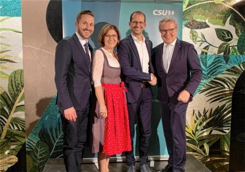 Nach der Entscheidung für den neuen alten Spitzenkandidaten geben sich (von links) der Kreisvorsitzende der CSU Rosenheim-Stadt, Daniel Artmann, Bezirksrätin Marianne Loferer, Oberbürgermeister Andreas März und Klaus Stöttner, Kreisvorsitzender der CSU Rosenheim-Land, siegessicher für die Kommunalwahl 2026. Foto CSU