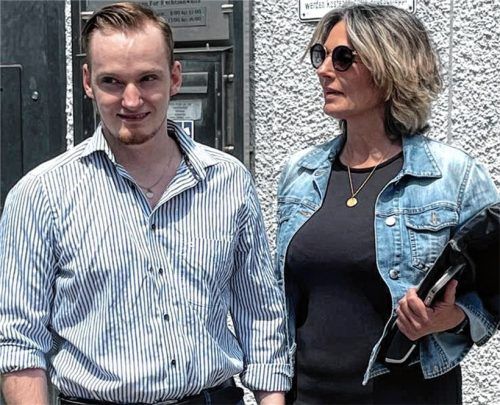Nach der Haftprüfung am vergangenen Freitag ist Sebastian T. in Freiheit. Auf Wunsch seiner Eltern und Anwälte will er sein Gesicht nun der Öffentlichkeit zeigen. Seine Verteidigerin Regina Rick hatte T. bei der Entlassung aus der U-Haft begleitet. Foto Weiser