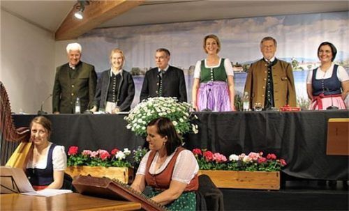 Nachdem sich die Chiemgauer und Salzburger im Rahmen der Veranstaltungsreihe „Bald hinum, bald herum“ – Mundart und Volksmusik aus Bayern und Salzburg im österreichischen Seeham getroffen haben, kommen sie heuer wieder im Chiemgau zusammen, und zwar wie 2023 (Bild) in der Schlossökonomie Grabenstätt. Foto  aRCHIV mÜLLER
