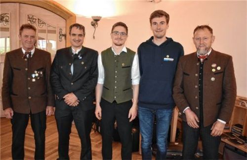 Neuaufnahmen gab es bei der Soldaten- und Kriegerkameradschaft Gollenshausen. Vorsitzender Josef Gartner (links) und Stellvertreter Ernst Kreisel (rechts) freuen sich über Korbinian Spieß (Zweiter von links), Florian Summerer und Peter Kerschl. Foto  Donhausefr