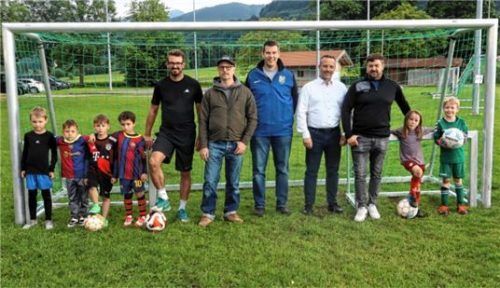 Neue Tore durch eine Spende über 4000 Euro, überreicht von Fabian Jedlitschka von „Pike Brothers“ (Sechster von links), verleihen den kleinen und großen Kickern des ASV Au regelrecht Flügel. Foto strim