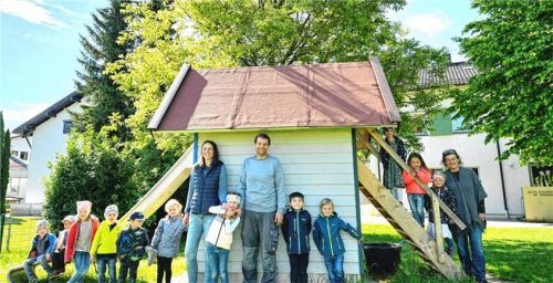 Neuer Spielturm: Kindergarten St. Irmengard mit Spender Markus und Christine Stocker (Mitte) sowie Birgit Krumrey von der Kindergarten-Leitung (rechts. Foto hÖTZELSPERGER