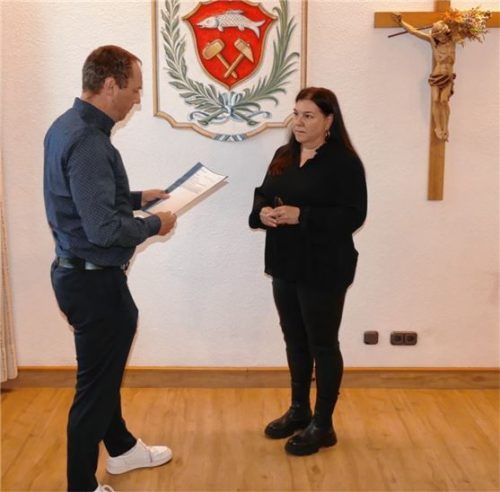 Nicolle Dufter wurde in der Gemeinderatssitzung als neues Mitglied von Inzells Bürgermeister Michael Lorenz vereidigt. Sie ist Listennachfolgerin der „Bürger für Inzell“-Fraktion und nimmt den Platz von Julia Egger ein.Foto  Wegscheider