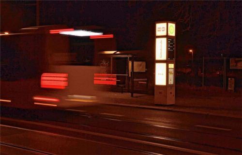 Nur noch die Rücklichter gezeigt: Der SEV-Bus am Rosenheimer Bahnhof (Symbolbild) wartete am 31. Mai nicht auf die Fahrgäste des verspäteten Zuges aus München. Foto dpa