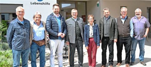 Ortstermin: (von links) Hermann Minisini, Stephan Haugg, Ortsvorsitzender und Zweiter Bürgermeister von Unterwössen Johannes Weber, Bürgermeister von Engelsberg Martin Lackner, Geschäftsführerin der Lebenshilfe Traunstein und Bezirksrätin Annemarie Funke, Bürgermeister von Reit im Winkl Matthias Schlechter, Bürgermeister von Unterwössen Ludwig Entfellner sowie Alexander Meder.Foto Hellmich