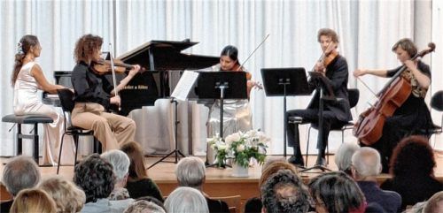 Passioniertes Zusammenspiel: die Pianistin Olga Hahn (links) und das AroC-Quartett.Foto re