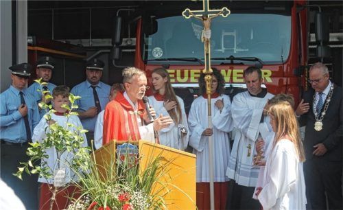 Pfarrer Albert Lang spendete dem neuen Feuerwehrhaus am Ortsrand von Seeon den kirchlichen Segen.Foto Rasch