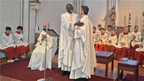 Pfarrer Barti Aondo bei seiner Verabschiedung in der Kirche Heilige Dreifaltigkeit.Foto  Maier
