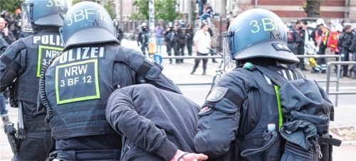 Polizisten habe einen Mann in Gewahrsam genommen. (Symbolbild) Foto dpa