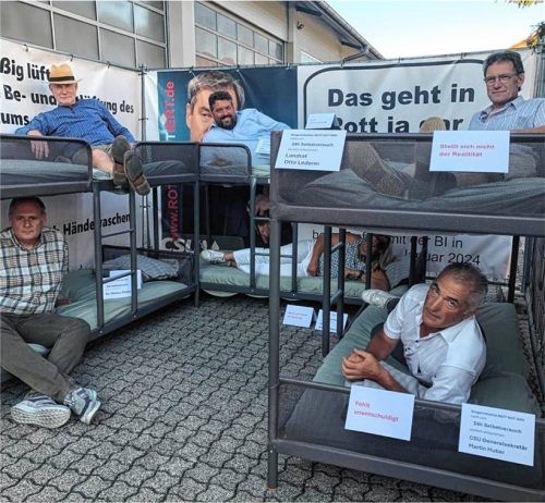 Probeliegen beim 24-Stunden-Experiment in Rott: (oben von links) Rudolf Bennigsen, Nepomuk Poschenrieder und Christian Jendel und (unten von links) Günther Hein, Barbara Stein und Sepp Hofer. Fotos Duczek