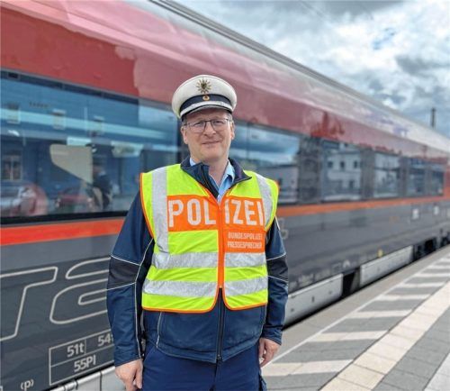 Rainer Scharf, Sprecher der Bundespolizeiinspektion Rosenheim, am Bahnhof. Foto Huber