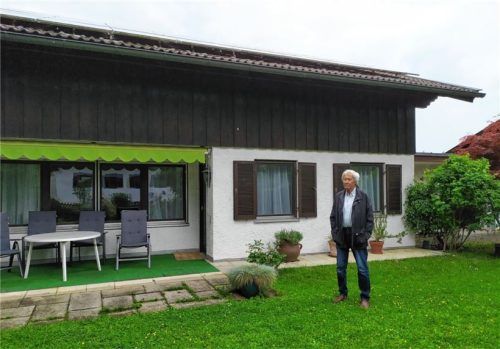 Rentner Gerhard Muche steht etwas resigniert vor dem alten Haus in Bernau, für das er einen neuen Bauantrag stellen muss. Foto privat