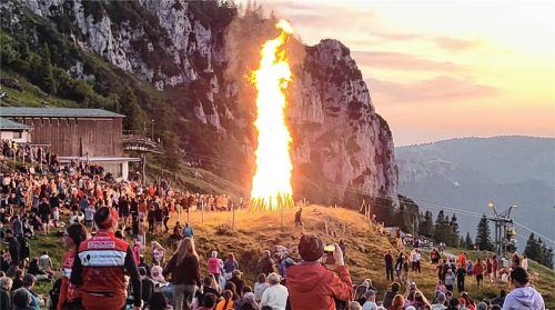Riesenandrang auf der Kampenwand: Das Sonnwendfeuer an der Möslarnalm direkt an der Bergstation war völlig überlaufen. An der Steinling- und Gorialm ging es ruhiger zu. Foto privat