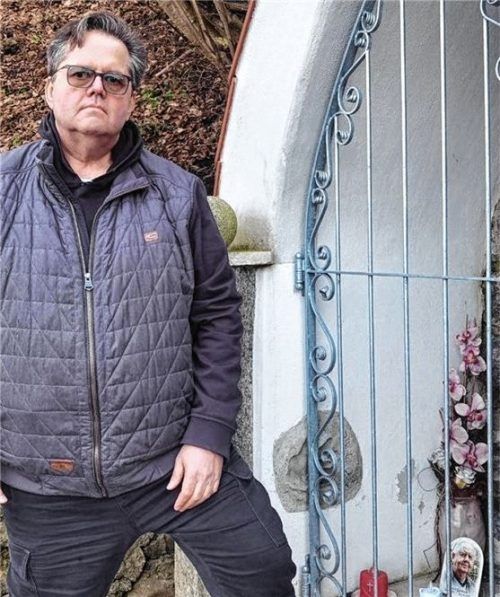 Robert Zeislmeier steht vor der Familien-Kapelle in der Salzburger Straße in Wasserburg. Der Madonna-Figur der Zeislmeiers wurde der Kopf abgeschlagen. Schon zum zweiten Mal innerhalb weniger Monate. Fotos Weinfurtner/re
