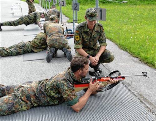 Rodel-Ass Tobias Wendl am Gewehr. Biathlet Korbinian Kübler gibt als Aufsicht wertvolle Tipps.Foto Wegscheider
