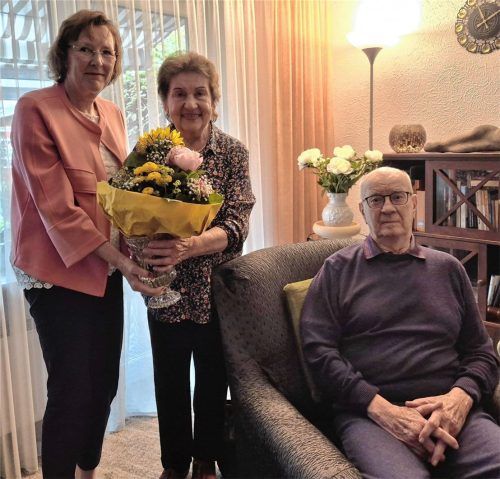 Rosenheims Dritte Bürgermeisterin Gabriele Leicht (links) gratulierte Anni und Edmund Gebauer persönlich. Foto Aberle
