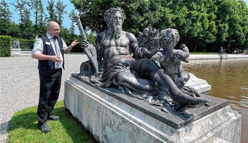 Schlossführer Stefan Syska erläutert, dass die Figur am nordwestlichen Beckenrand des Fama-Brunnens, dem Meeresgott Neptun nachempfunden, die Seine darstellen soll. Foto  Kirchner.