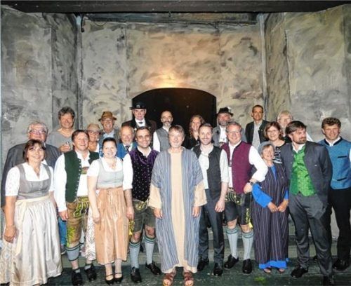 Schlussbild mit Ehrengästen bei der Premiere des Theaterstücks. Foto Theatergesellschaft Bad Endorf