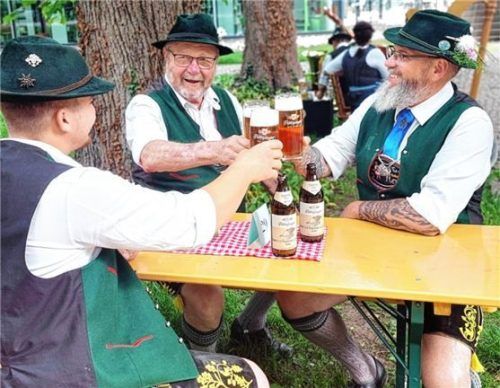 Schmeckt auch zum Frühschoppen – von der Qualität der Trachtler-Hoibe überzeugten sich (von links) Vorplattler Adrian Hocheder, Ehrenvorsitzender Walter Weinzierl und Vorsitzender Michael Beutl vom Trachtenverein „D´Mangfalltaler“ Kolbermoor.Foto Hötzelsperger