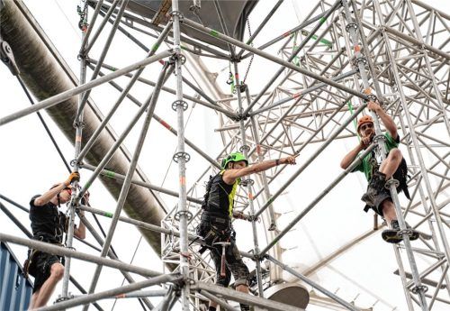 Schnappschuss aus dem Arbeitsalltag der emsigen Bühnenbauer in luftiger Höhe. Foto Nathalie Kirchler