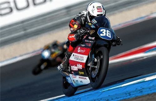 Schnell unterwegs: Tobias Kitzbichler fährt im Northern Talent Cup.Foto re