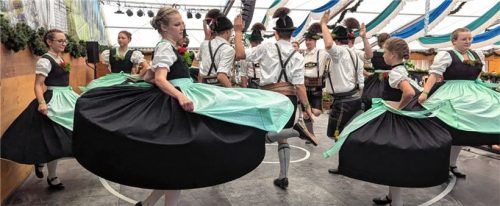 Schuhplatteln und Dirndldrahn bei den Grenzlandlern.