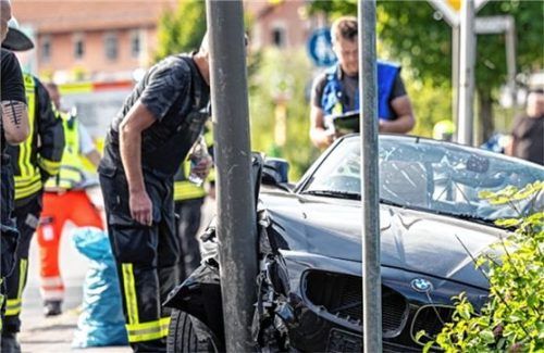 Schwerer Unfall durch einen medizinischen Notfall: Der 74-jährige Fahrer musste reanimiert werden.Foto 112News/M.Benje