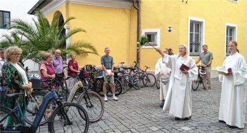 Seelsorgerin Hannelore Maurer segnet die Radler und die Radl.Foto Schmid-Ramerth