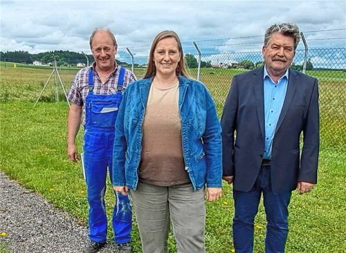 Sehen mit dem Erwerb der angrenzenden Grundstücke beim Brunnen Poschen I und II die Zukunft des Zweckverbands gesichert: (von links) Wasserwart Johannes Freimooser, Andrea Bernauer von der Geschäftsleitung und Verbandsvorsitzender Sepp Reithmeier.Foto emk