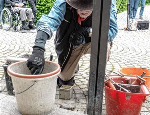 Seit 1996 verlegt der Künstler Gunter Demnig Stolpersteine. Er war auch zur Verlegung nach Brannenburg gekommen. Seine Initiative gilt als das größte dezentrale Mahnmal der Welt.