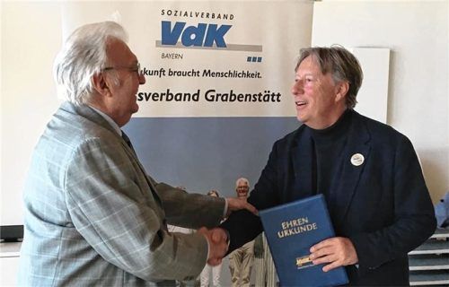 Seit 30 Jahren ist Joseph Pfeilstetter (rechts) Mitglied beim VdK Grabenstätt. Für seine Treue erhielt er nun aus den Händen des Vorsitzenden Rudi Göbel das Treueabzeichen des Sozialverbandes VdK Bayern in Silber.Foto  Müller