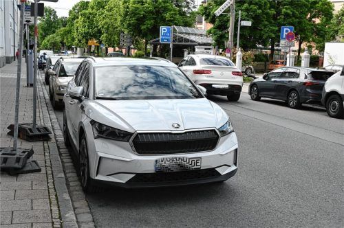 Seit dem 1. April dürfen E-Autos und Hybride auf öffentlichen Verkehrsflächen kostenlos parken. Auch in Rosenheim. Foto Schlecker