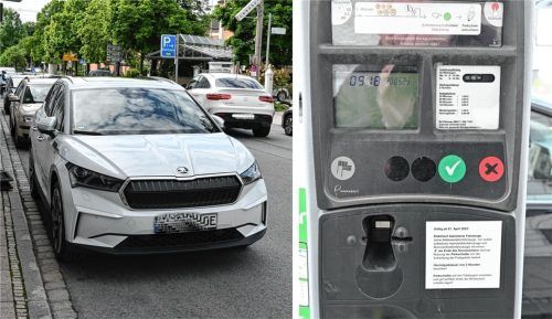 Seit dem 1. April dürfen E-Autos und Hybride auf öffentlichen Verkehrsflächen drei Stunden kostenlos parken. Einen entsprechenden Hinweis dazu findet man auch an den Parkautomaten in Rosenheim. Fotos Schlecker
