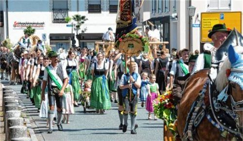 Sichtlich stolz waren die Mitglieder der Priener Jungbauernschaft auf den prächtigen Festumzug.