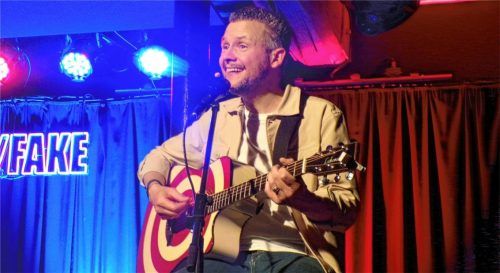 Singen kann er auch: Tobias Mann griff zwischendurch zur Gitarre und dann wurde es höchst unterhaltsam. Foto Rath