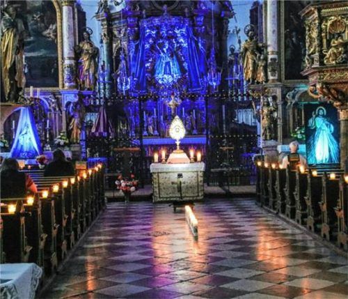 So stimmungsvoll wie hier wird die Basilika bei der diesjährigen Adoratio nächtens auch wieder sein. Foto stache
