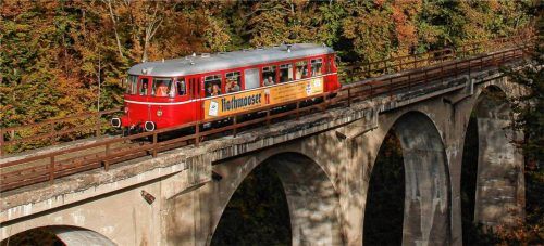 So war es noch im vergangenen Jahr: In gemütlicher Fahrt brummt der MAN-Triebwagen VT 26 über das imposante Ameranger Viadukt. Foto Chiemgauer Lokalbahn