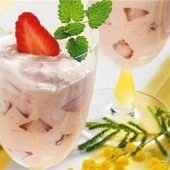 Quarkdessert mit frischen Erdbeeren