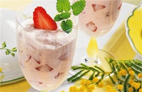 Sommergenuss mit saftigen Erdbeeren. Foto Wirths PR