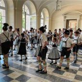 Junge Trachtler treten spontan im Königsschloss auf