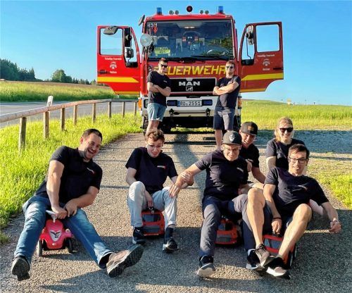Start frei, jetzt geht die Post ab: Der achtköpfige Festausschuss der Holzhamer Feuerwehr fiebert mit einem Bobbycar-Rennen euphorisch dem Startschuss zum fünftägigen Jubiläums-Ereignis entgegen. Foto neuwirth